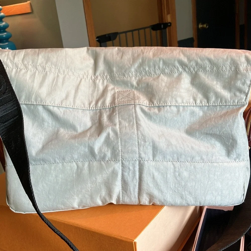 GU Baggu messenger bag in gray silver!